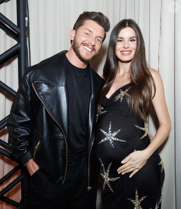 Grávida, Camila Queiroz e Klebber Toledo posaram juntos no bastidor