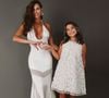 Maria Flor, filha da famosa Deborah Secco, usou o mesmo vestido branco usado por Manuella.