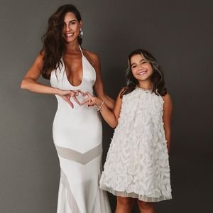 Maria Flor, filha da famosa Deborah Secco, usou o mesmo vestido branco usado por Manuella.