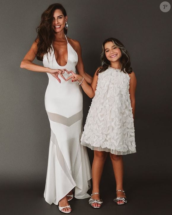 Maria Flor, filha da famosa Deborah Secco, usou o mesmo vestido branco usado por Manuella.