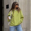 Sinto muito, Temu, mas encontrei na Shein o tênis cor de 'wasabi' delicado que protege os pés do frio; ele é perfeito para combinar com calça jeans e moletom