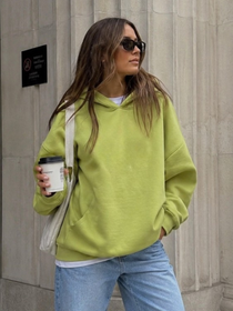 Sinto muito, Temu, mas encontrei na Shein o tênis cor de 'wasabi' delicado que protege os pés do frio; ele é perfeito para combinar com calça jeans e moletom