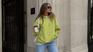 Sinto muito, Temu, mas encontrei na Shein o tênis cor de 'wasabi' delicado que protege os pés do frio; ele é perfeito para combinar com calça jeans e moletom