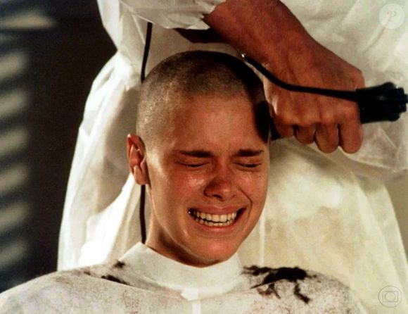 Atriz Carolina Dieckmann interpretou a personagem de Camila, em 'Laços de Família', em uma cena onde raspa a cabeça; essa personagem é marcante até os dias de hoje.