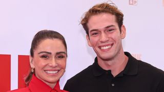 Novo galã de próxima novela da Globo e com 20 anos, filho de Giovanna Antonelli e Murilo Benício chama atenção por altura e beleza em fotos com a mãe