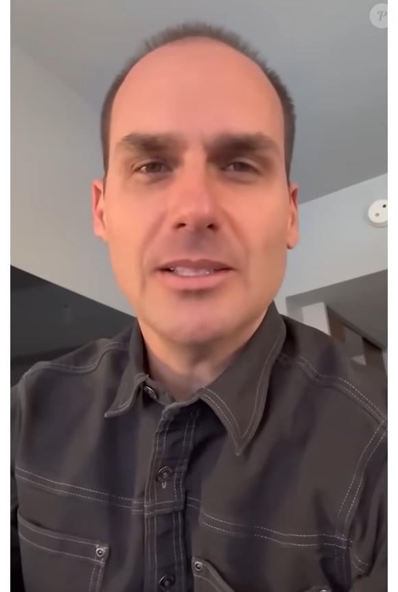 A Polícia Federal investiga se Eduardo Bolsonaro estaria sendo sustentado com recursos atribuídos ao banqueiro Daniel Vorcaro, segundo informações citadas pelo G1. O caso envolve valores destinados ao filme “Dark Horse”, produção sobre a trajetória de Jair Bolsonaro. De acordo com o The Intercept Brasil, Vorcaro comprometeu-se a pagar R$ 134 milhões para financiar o longa, e pelo menos R$ 61 milhões teriam sido enviados entre janeiro e maio de 2025