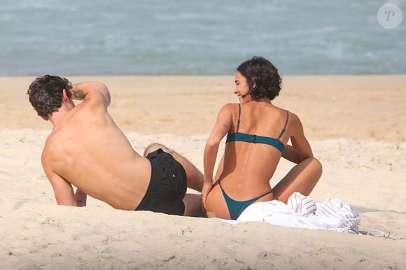 Shawn Mendes foi com a namorada, Bruna Marquezine, à praia do Rio de Janeiro logo após desembarcar na cidade para Dia dos Namorados