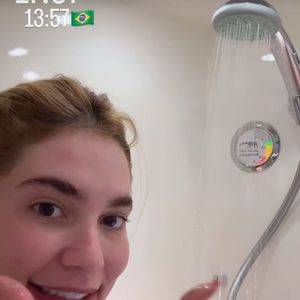 Virgínia Fonseca contou que precisou tomar um banho de 5 minutos no banheiro do avião