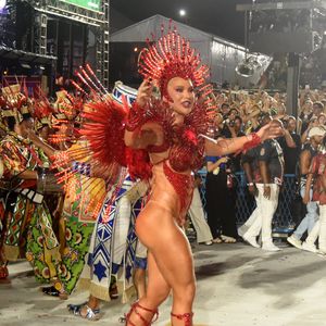Virginia Fonseca encarou perrengues no desfile do Carnaval 2026 com costeiro de 12kg e tapa-sexo que quase caiu