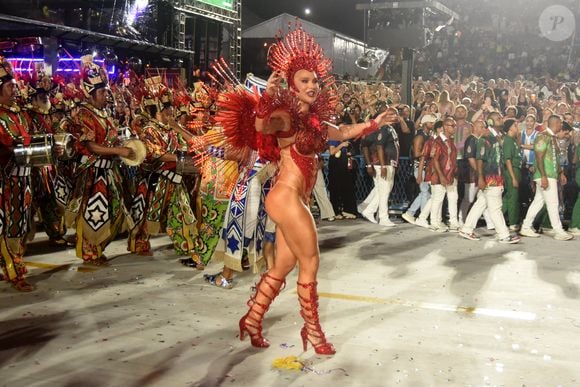 Virginia Fonseca encarou perrengues no desfile do Carnaval 2026 com costeiro de 12kg e tapa-sexo que quase caiu