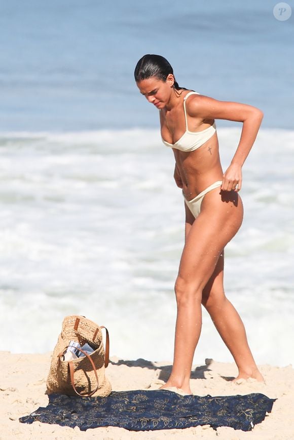 Bruna Marquezine aproveitou a tarde desta sexta-feira (09) para tomar sol