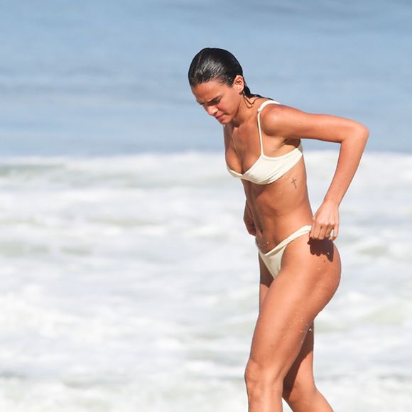 Bruna Marquezine aproveitou a tarde desta sexta-feira (09) para tomar sol