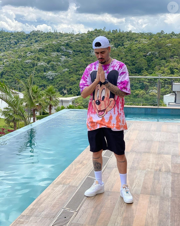 Outro nome do pop que apostou em Alphaville foi Kevinho. Sua mansão de três andares inclui piscina de borda infinita, bar, área gourmet e sala de cinema privativa. Um verdadeiro refúgio urbano que traduz bem o sucesso do funkeiro