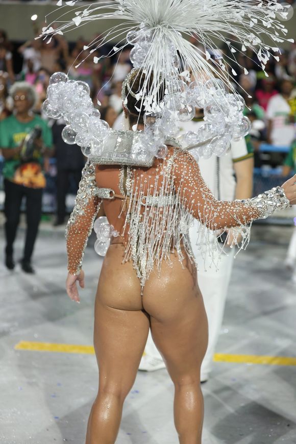 Fabíola de Andrade deixou o bumbum de fora para segundo ensaio técnico da Mocidade na Sapucaí rumo ao Carnaval 2026