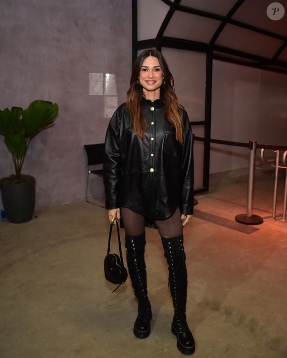 Thaila Ayala também vestiu preto e botas cheias de estilo no The Town
