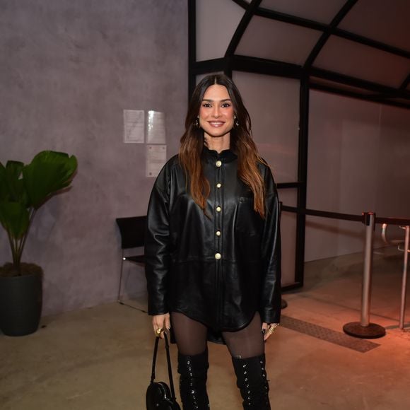 Thaila Ayala também vestiu preto e botas cheias de estilo no The Town