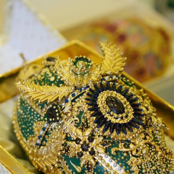 Detalhes do ovo de Páscoa feito à mão, com acabamento que lembra joias.