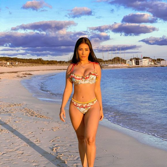 Simaria celebrou a chegada da sexta-feira com uma foto sexy: ‘Bom dia, família! Sextou, energia lá em cima! ‘Bora’ animar o negócio, que o final de semana tá só começando…’
