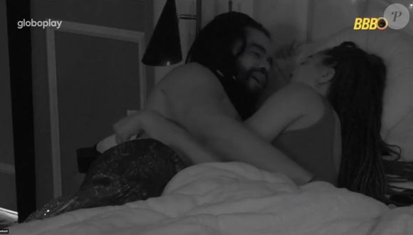 'BBB 25': Embaixo do edredom, Diogo pediu para chupar os pés de Aline Patriarca.