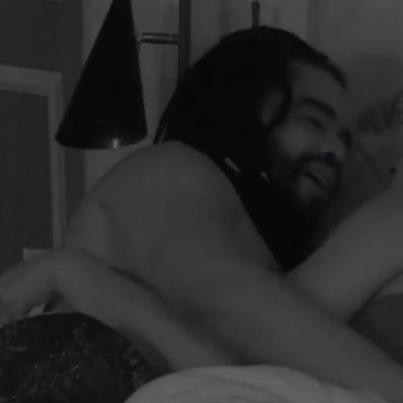 'BBB 25': Embaixo do edredom, Diogo pediu para chupar os pés de Aline Patriarca.