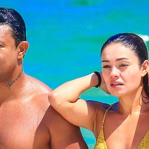 De biquíni cintura baixa, Sophie Charlotte curte praia com Xamã e dá beijão no namorado