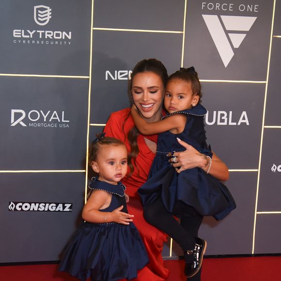Neymar reúne a família no tradicional leilão beneficente do Instituto Projeto Neymar Jr., que arrecada recursos para projetos sociais desenvolvidos em Praia Grande