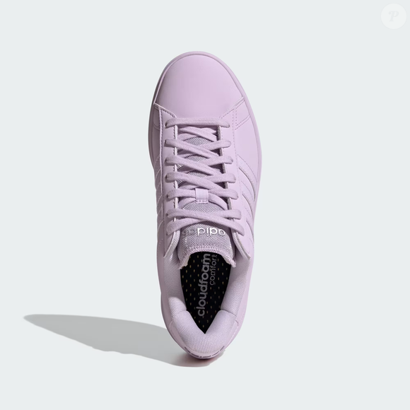 Com palmilha Cloudfoam Comfort, o Adidas Grand Court 2.0 leva o charme do ube para a rotina com maciez e leveza