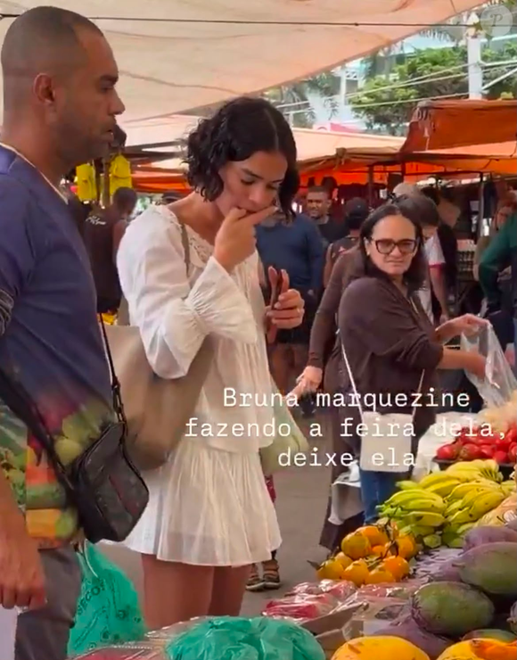 O Danielle Skort usado por Bruna Marquezine cria a impressão de uma minissaia fluida, mas a peça tem um short por baixo