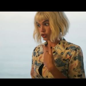 Bruna Marquezine aparece de peruca loira em 'Velhos Bandidos' durante cena em que sua personagem se passa por uma 'gringa'