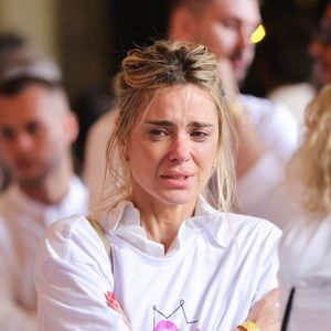 Com Preta Gil no caixão, Carolina Dieckmmann caiu no choro durante velório da amiga