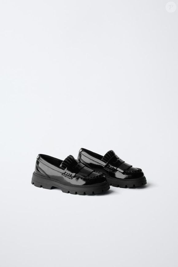 Zara aposta em mocassim com vibes de Yohji Yamamoto: modelo tem design colegial, detalhes de franjas e solado de borracha tratorado