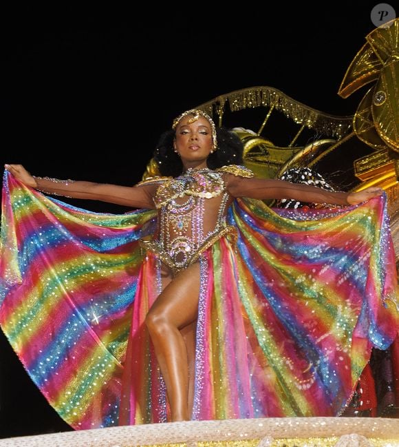 Destaque na Mocidade Alegre, Thelma Assis, campeã do 'BBB 20', usou uma fantasia colorida e repleta de pedrarias