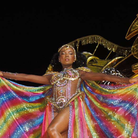 Destaque na Mocidade Alegre, Thelma Assis, campeã do 'BBB 20', usou uma fantasia colorida e repleta de pedrarias