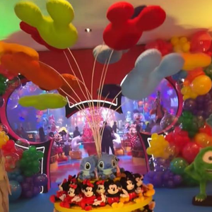 Balões coloridos, painéis digitais e esculturas gigantes dominaram a decoração luxuosa do aniversário de Maria Alice em Goiânia
