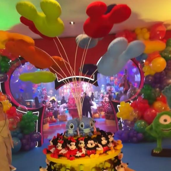 Balões coloridos, painéis digitais e esculturas gigantes dominaram a decoração luxuosa do aniversário de Maria Alice em Goiânia