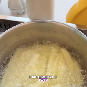 Quando as batatas tiverem macias, aumente o fogo e deixem fritarem por completo