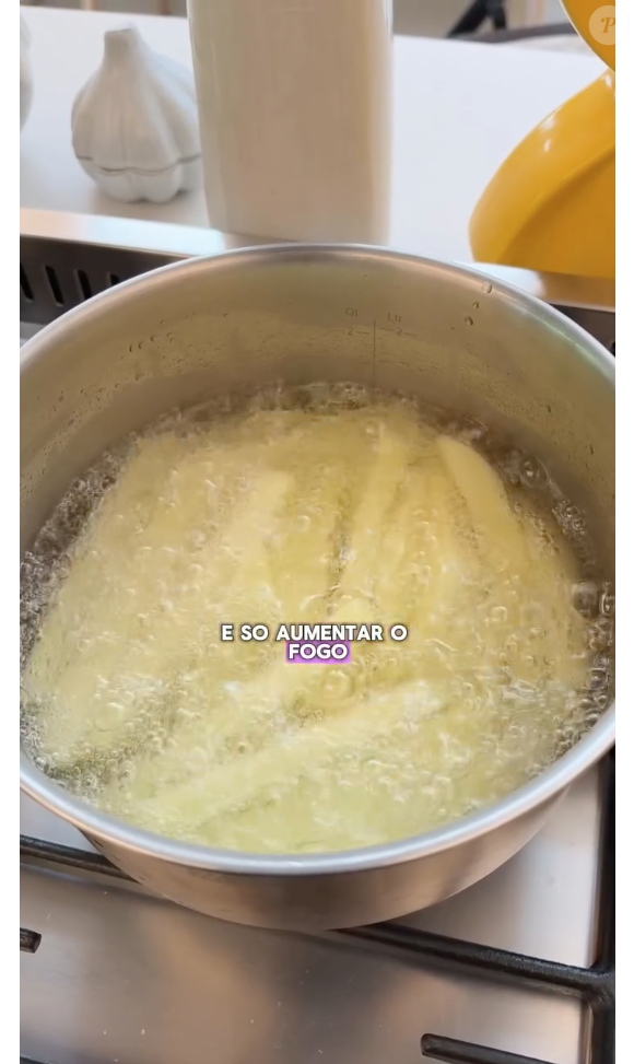 Quando as batatas tiverem macias, aumente o fogo e deixem fritarem por completo