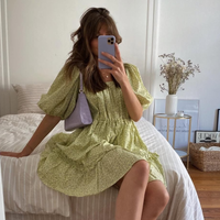 O modelo New Balance 9060 está de volta neste Outono 2026: confortável e com um estilo anos 90, perfeito para combinar com vestidos esvoaçantes