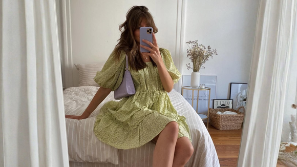 O modelo New Balance 9060 está de volta neste Outono 2026: confortável e com um estilo anos 90, perfeito para combinar com vestidos esvoaçantes