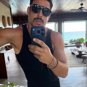 No último final de semana, Cauã Reymond viajou para Itacaré, no litoral da Bahia, onde se hospedou em um hotel com diárias de até R$ 21 mil