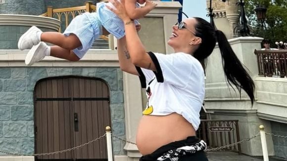 Grávida de Neymar, Bruna Biancardi deixa barriga à mostra e Mavie encanta em viagem inédita à Disney. Fotos!