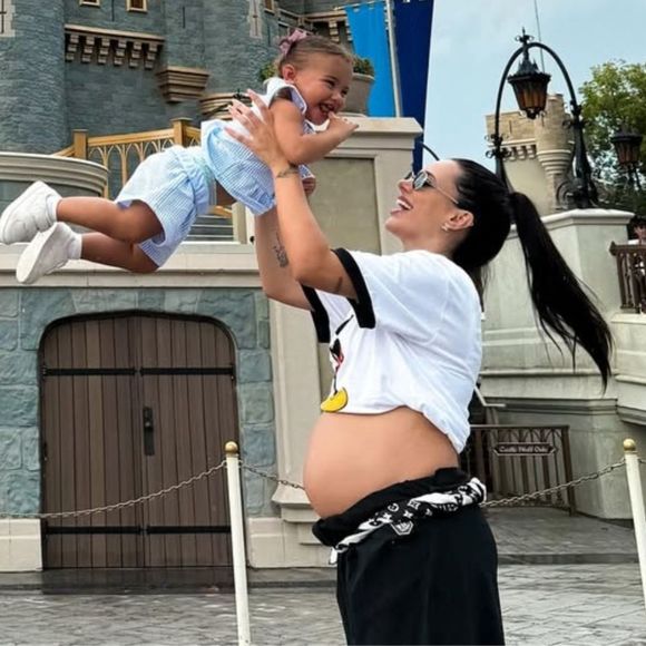 Grávida de Neymar, Bruna Biancardi deixa barriga à mostra e Mavie encanta em viagem inédita à Disney. Fotos!