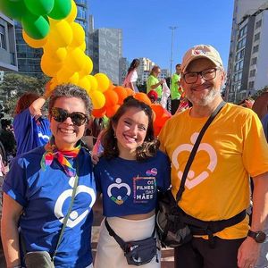 Ernesto Paglia e Sandra Annenberg foram com Elisa até a parada LGBTQIAP+ de São Paulo.