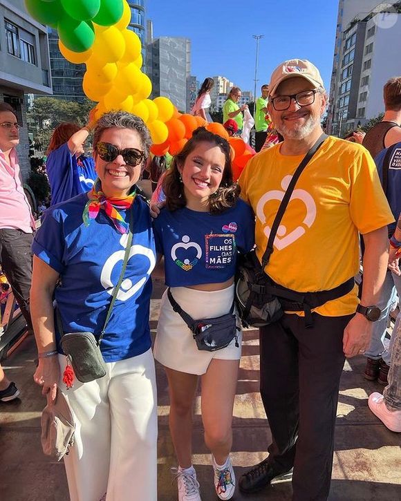 Ernesto Paglia e Sandra Annenberg foram com Elisa até a parada LGBTQIAP+ de São Paulo.
