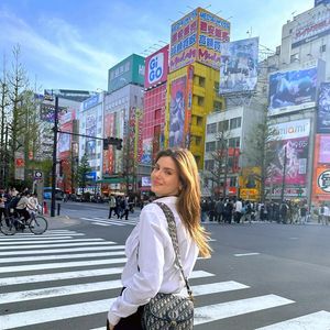 Plásticas também passam longe do corpo de Camila Queiroz, que é toda natural