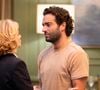 Odete Roitman (Debora Bloch) chega ao Brasil e é recepcionada por Afonso (Humberto Carrão) na novela Vale Tudo