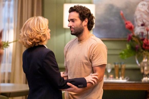 Odete Roitman (Debora Bloch) chega ao Brasil e é recepcionada por Afonso (Humberto Carrão) na novela Vale Tudo