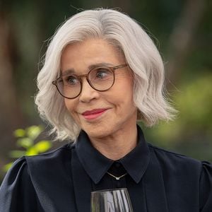 Jane Fonda, aos 88 anos, sobre assumir cabelos grisalhos: 'Chega de tempo perdido, dinheiro gasto e produtos químicos; não quero mais nada disso'