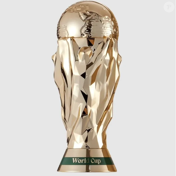 World Cup VIP (Zakat) - 80ml | R$ 899,90 - chamando atenção logo de cara pelo frasco em formato de taça, é um perfume importado árabe unissex que conquistou fãs das fragrâncias frescas e sofisticadas