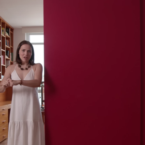 Uma porta gigante com corrediças separa o quarto de Letícia Colin dos outros ambientes da casa